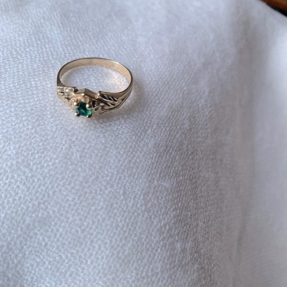10K Gold ring with emerald stone - Picture 1 of 5